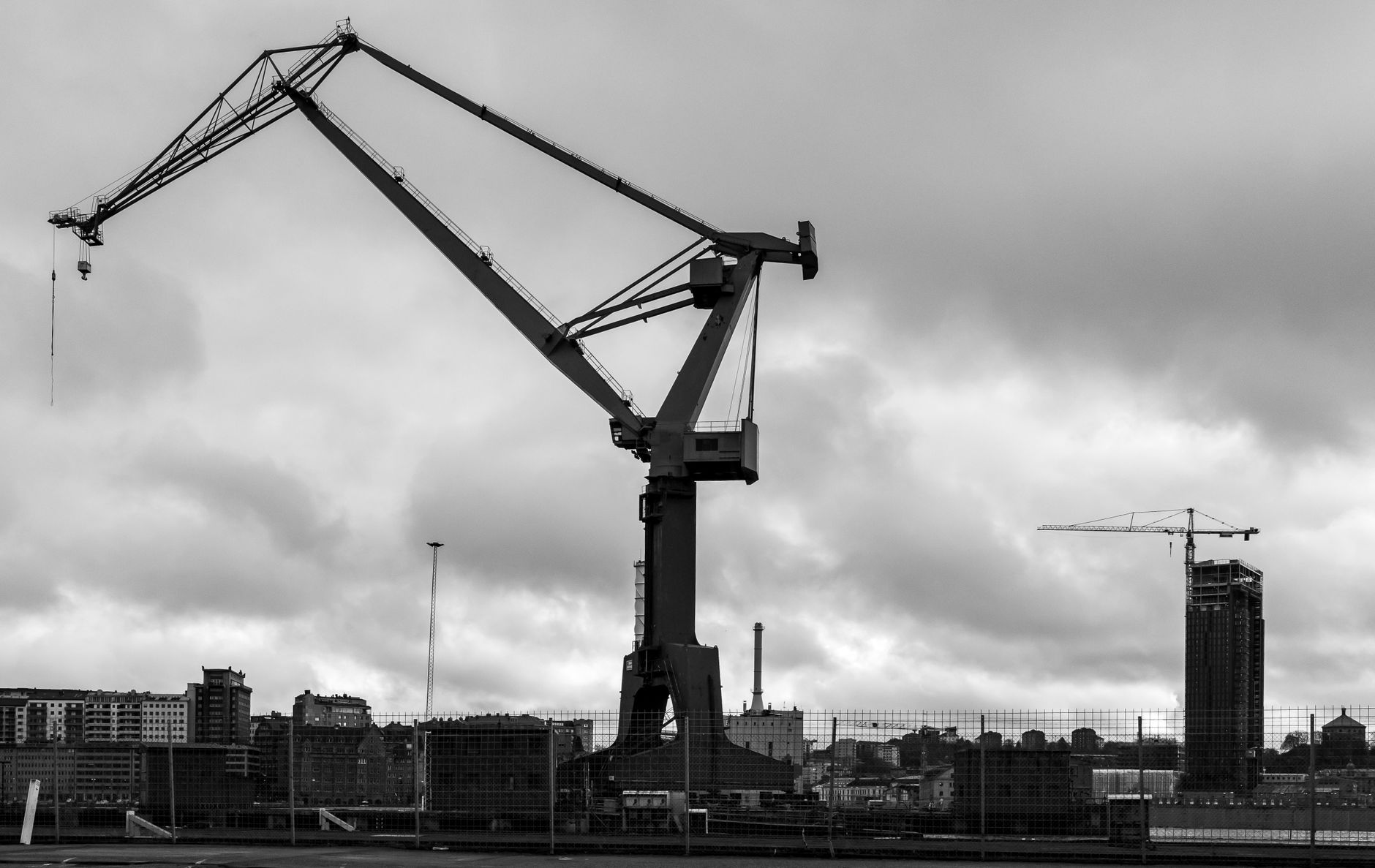 Co zobaczyć w Göteborgu w 2 dni: atrakcje, port i wyspiarskie klimaty Czarna stalowa suwnica portowa w porcie Göteborga na tle miasta
