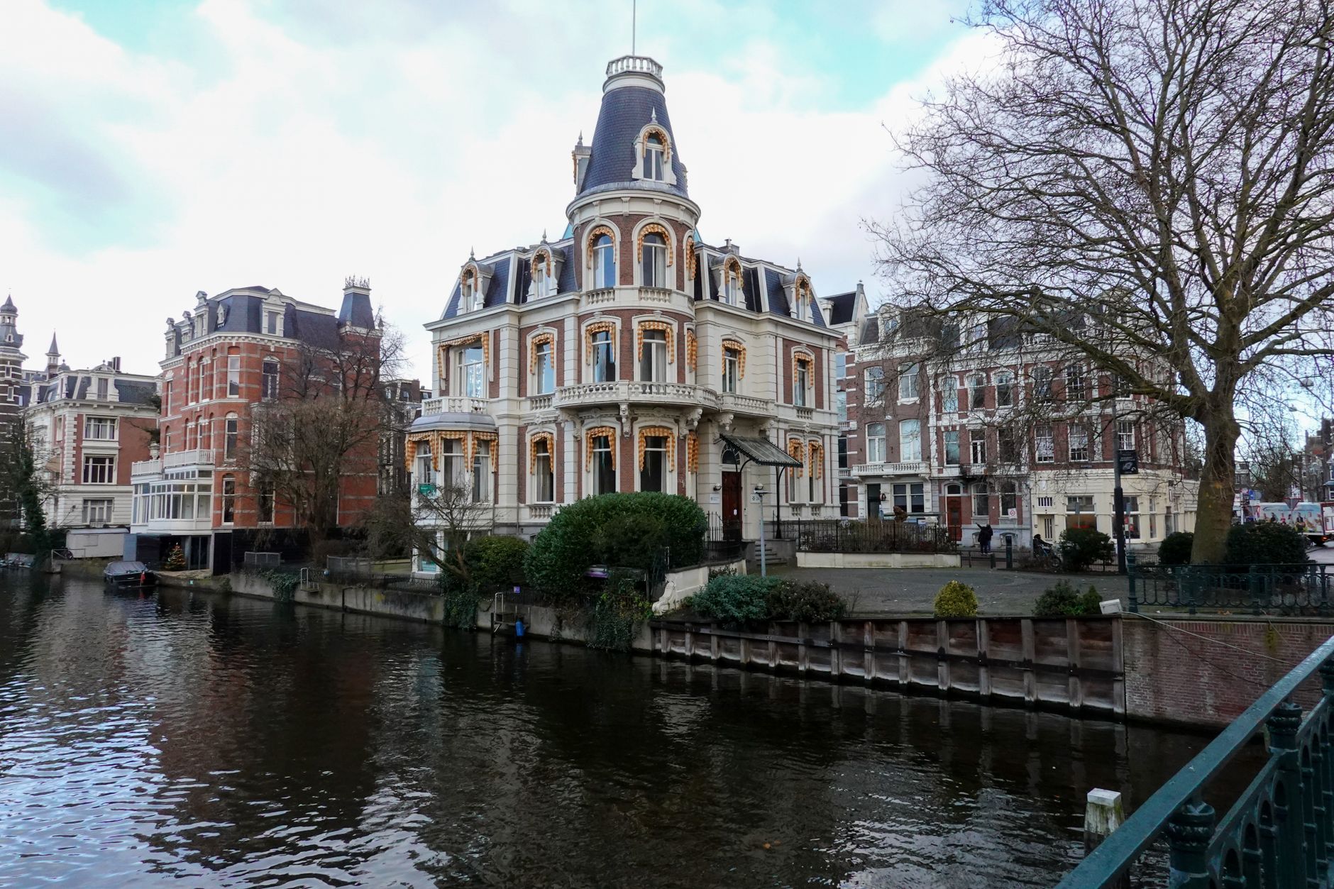 XIX‑wieczne kamienice nad kanałem w Amsterdamie, Holandia