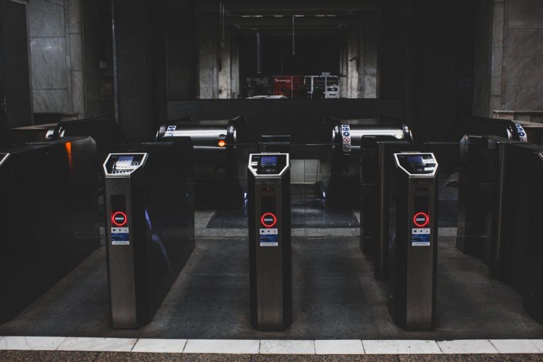 Nowoczesne bramki wejściowe do metra nocą