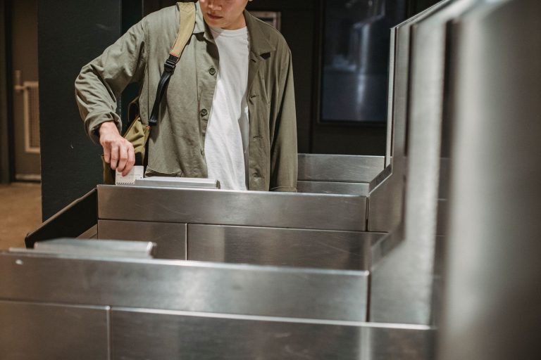 Pasażer wkłada bilet do bramki wejściowej w londyńskim metrze