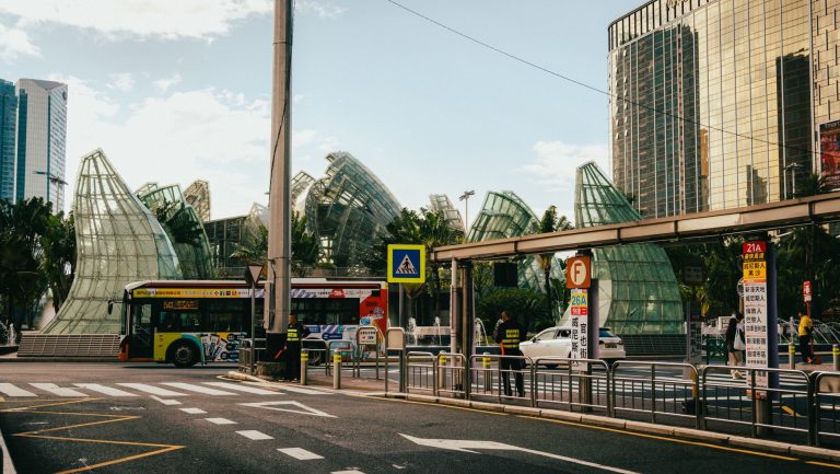 Przystanek autobusowy w Makau na tle now