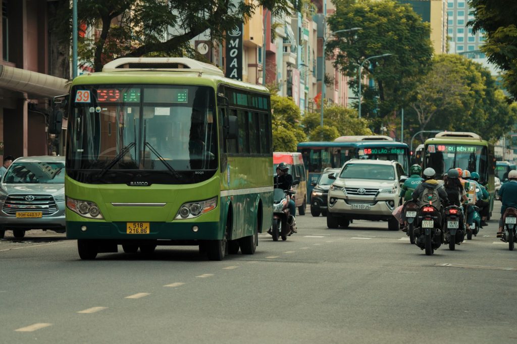Ruch uliczny w Wietnamie z autobus